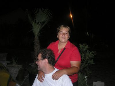 Jag besöker ett kafé och låter mig fotograferas med en av gästerna (eller servitriserna?)